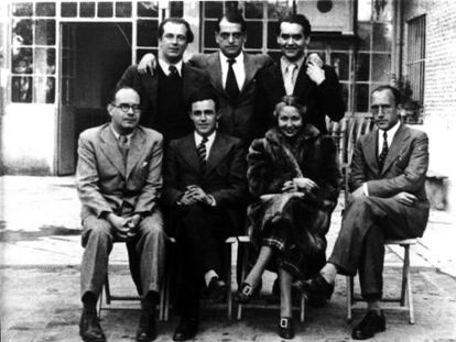 De izquierda a derecha y de arriba abajo, Rafael Alberti, Luis Buñuel, Federico García Lorca, Eduardo Ugarte, el dirigente comunista José Díaz, María Teresa León y el periodista Miguel González, director de 'Mundo Obrero', en febrero de 1936.