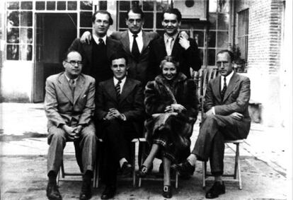 De izquierda a derecha y de arriba abajo, Rafael Alberti, Luis Buñuel, Federico García Lorca, Eduardo Ugarte, el dirigente comunista José Díaz, María Teresa León y el periodista Miguel González, director de 'Mundo Obrero', en febrero de 1936.