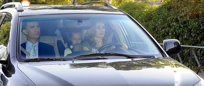 La princesa Letizia conduce el coche en el que junto a don Felipe lleva a la infanta Leonor a su primer día de cole, el 15 de septiembre de 2011