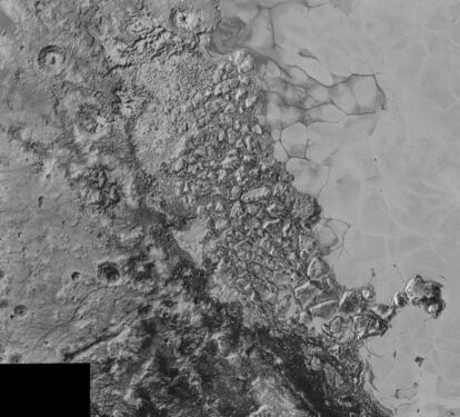 Una imagen más cercana de la llanura helada Sputnik, en la parte derecha de la fotografía. Para Jeff Moore, el encargado del equipo 'New Horizons', "la superficie de Plutón es tan compleja como la de Marte".