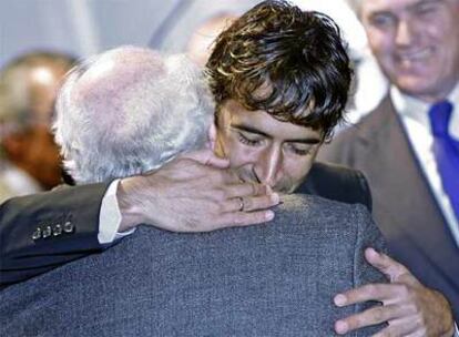 Alfredo Di Stéfano recibe el abrazo de Raúl, capitán del Madrid, durante el homenaje de ayer.