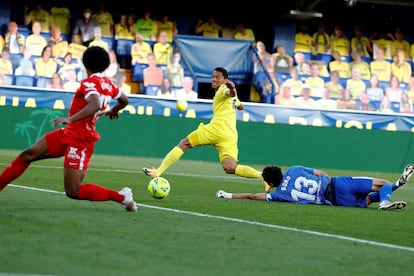 Bacca marca tras dribla a Bono y ante Koundé. Como RobertoBaggio ante España en el Mundial 94.