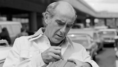 Jack Ramsay, firma un autógrafo sobre un balón de baloncesto en 1977