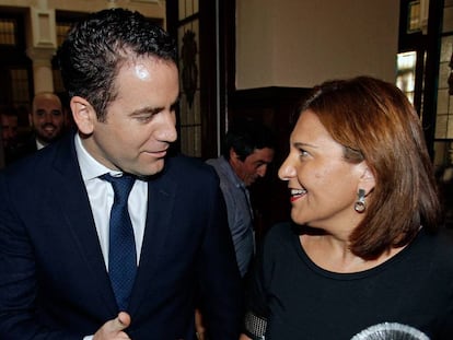 El secretario general del PP, Teodoro García Egea, saluda a la presidenta del PP valenciano, Isabel Bonig, este viernes en Alicante.