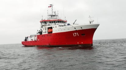 O navio em plena luz do dia sobre o oceano Pacífico. Ele faz incursões na Antártica e também na área de Nazca.