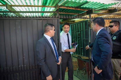 Escoltas policiales y municipales vigilan domicilio mientras el alcalde Rodolfo Carter conversa con vecinos del pasaje Monseñor Carlos Casanueva, donde demolieron la primera 'narcocasa'.