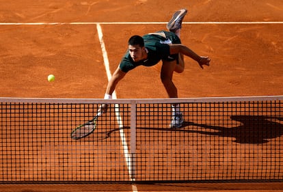 Carlos Alcaraz devuelve la pelota junto a la red, durante su partido contra Rafa Nadal. REUTERS/Juan Medina