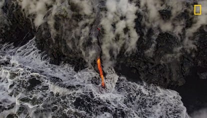 En los flancos del volcán Kilauea, en Hawaii, un flujo de roca fundida se derrama a las aguas del Océano Pacífico. Después de la erupción a principios de 2016, al flujo de lava le tomó aproximadamente dos meses llegar al mar, a 9 kilómetros de distancia.