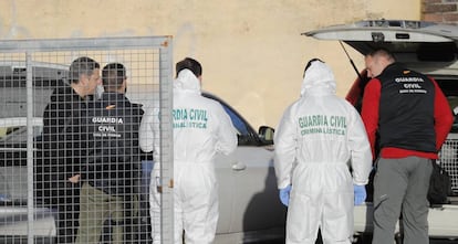 Guardias civiles, durante una inspección ocular en la nave donde fue hallado el cadáver de Diana Quer en Rianxo.