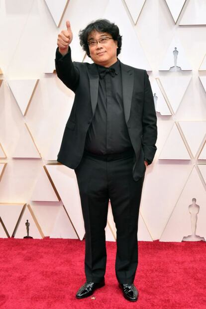 Bong Joon-ho, o grande vencedor da noite com 'Parasita', apostou em look totalmente preto.