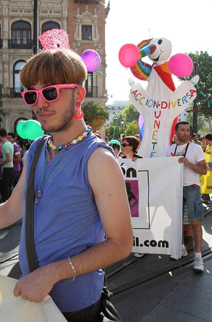 Un participante en el 'Orgullo del sur' 2010, recorre esta tarde la avenida de la Constitución de Sevilla.