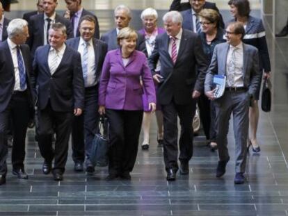 Merkel, junto a miembros del CDE, antes de la reuni&oacute;n con Los Verdes.