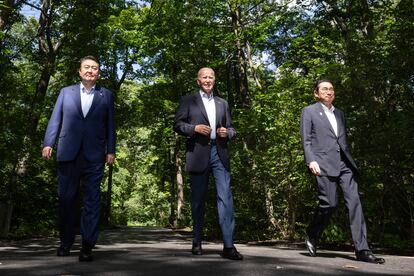 Yoon Suk Yeol, presidente de Corea del Sur, Joe Biden, su homólog de EE UU, y Fumio Kishida, primer ministro de Japón, en Camp David (Maryland, EE UU), el 18 de agosto.