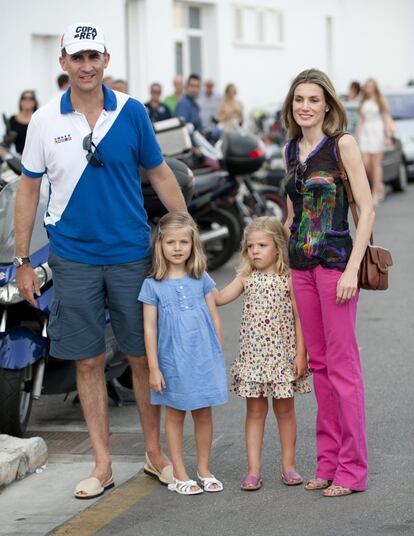 Felipe de Borbón, doña Letizia y sus dos hijas posan para los fotógrafos durante sus vacaciones en Palma de Mallorca en 2011.