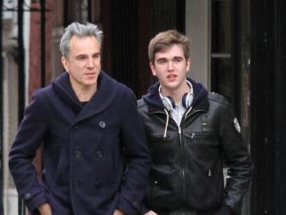 El actor Daniel Day-Lewis con su hijo Daniel Day-Lewis, de paseo por Nueva York el pasado abril.