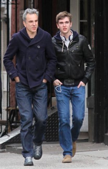 El actor Daniel Day-Lewis con su hijo Daniel Day-Lewis, de paseo por Nueva York el pasado abril.