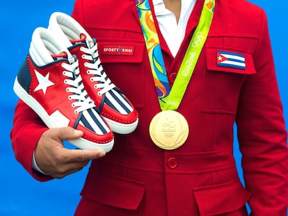 La polémica estética de los pasados Juegos, celebrados en Río en 2016, la protagonizó Christian Loubutin y su decisión de diseñar el uniforme del equipo cubano. Meses antes, además, Chanel celebraba un controvertido desfile en la Habana, que abrió el debate sobre si el país debería dar semejante imagen y, por supuesto, sobre si el lujo debía explotar el 'exotismo' cubano. Por una vez, Louboutin dejó de lado sus vertiginosos zapatos de tacón para diseñar un atuendo inspirado en la guayabera cubana y unas muy estilosas zapatillas a partir de su bandera.