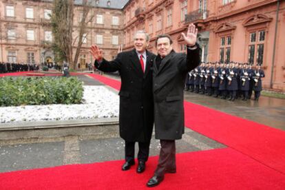El presidente Bush y el canciller Schröder saludan a la entredad de su reunión en Maguncia.