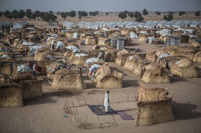 Um homem reza no campo de refugiados de Muna Garage, em Maiduguri.