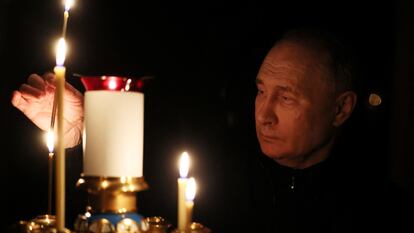 Putin encendía una vela en memoria de los fallecidos en el atentado, el domingo en su residencia de Novo-Ogaryovo.