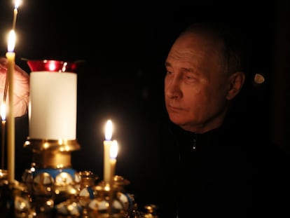 Putin encendía una vela en memoria de los fallecidos en el atentado, el domingo en su residencia de Novo-Ogaryovo.