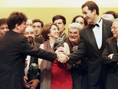 Don Felipe felicita al director de cine Pedro Almodóvar tras ser galardonado como mejor director y mejor película por 'Todo sobre mi madre', en la ceremonia de los Premios Goya.