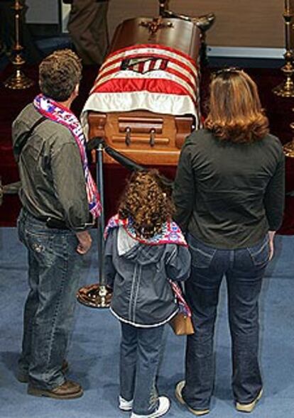 Aficionados del Atlético ante el féretro de Jesús Gil en la capilla ardiente instalada en el Vicente Calderón. 

/ BERNARDO PÉREZ