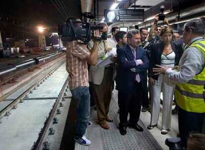 La ministra de Fomento, Magdalena Álvarez, en una visita de obras a la estación de Sants.