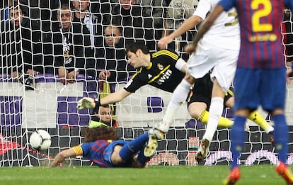 Ida de los cuartos de final de la Copa del Rey. Real Madrid, 1 - Barcelona, 2: Puyol cabecea en plancha ante Casillas.