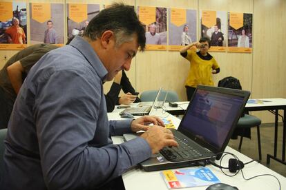 Joan Puigcercos, candidato de ERC al Parlament de Catalunya, chateando en el Twiter.