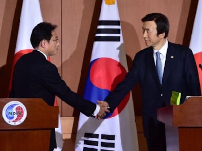 Os ministros de Relações Exteriores do Japão (esq.) e da Coreia do Sul, após o encontro.