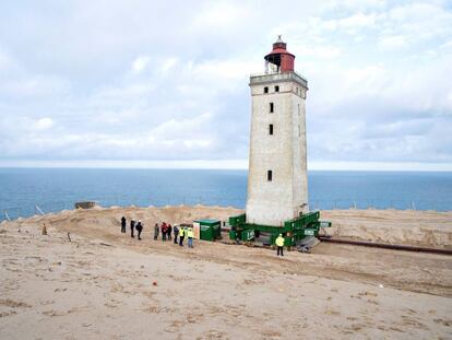 Traslado sobre raíles del faro de Rubjerg Knude, en Jutlandia. 