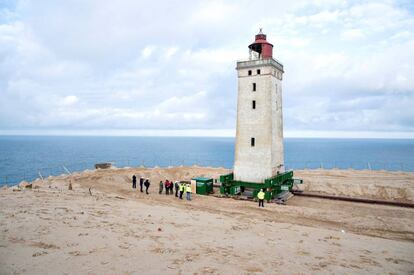 Traslado sobre raíles del faro de Rubjerg Knude, en Jutlandia. 