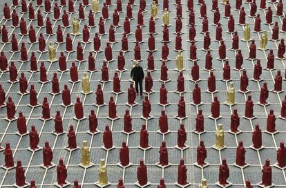 El artista alemán Ottmar Hoerl destaca entre sus 500 esculturas de plástico en la ciudad occidental alemana de Aachen. Con motivo del Año Carlomagno de Aquisgrán y el 1200 aniversario de su muerte.