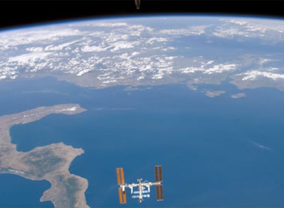 La estación espacial fotografiada desde un transbordador mientras sobrevuela América Central a 380 kilómetros de altura.
