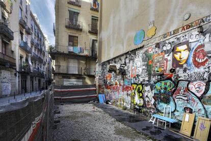 El mur del carrer de Consellers, a Ciutat Vella, perilla.