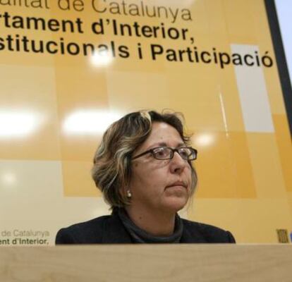 La directora de Extinción de incendios, Olga Lanau, en una rueda de prensa en el Departamento de Interior para presentar el informe técnico sobre la actuación de los bomberos en el incendio del 21 de julio de 2009 en Horta de Sant Joan