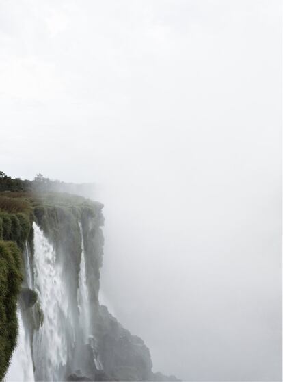 Cataratas do Iguaçu (parte esquerda de um díptico). Sob o título In anderen Welten (Em outros mundos), a galeria espanhola Helga de Alvear mostra uma seleção dessas paisagens e um vídeo, A Whiter Shade of Pale.