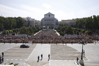 Unas 8.000 personas se congregaban ya a las 11.00 horas en la plaza de Oriente para esperar el saludo de los reyes desde el balcón central del Palacio Real, tras el acto de proclamación en las Cortes.