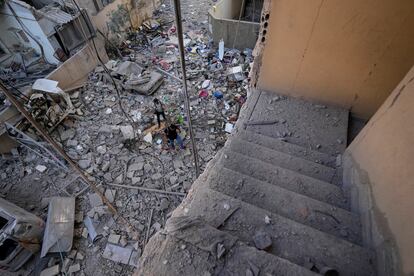 Varios reporteros gráficos hacen fotos de los daños causados un edificio de viviendas en Beirut tras un bombardeo israelí, este lunes. 