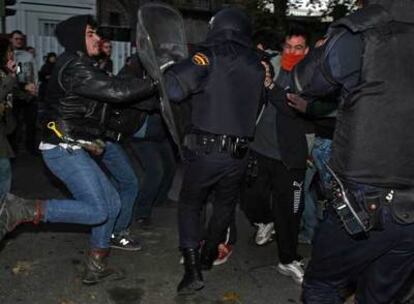 Un grupo de jóvenes se enfrenta a la policía durante la concentración ilegal antifascista en Legazpi.