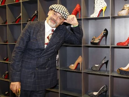 Christian Louboutin posa delante de algunas de sus creaciones.