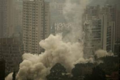 Vista general de la implosión de la torre 5 del edificio Space en Medellín (Colombia). EFe