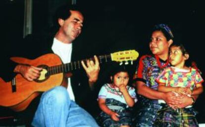 Serrat amb Rigoberta Mench&uacute;.