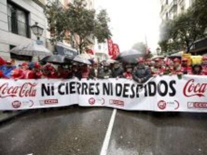 Los trabajadores de Coca-Cola se manifiestan hoy en Madrid contra el expediente de regulaci&oacute;n de empleo (ERE) anunciado por la empresa.