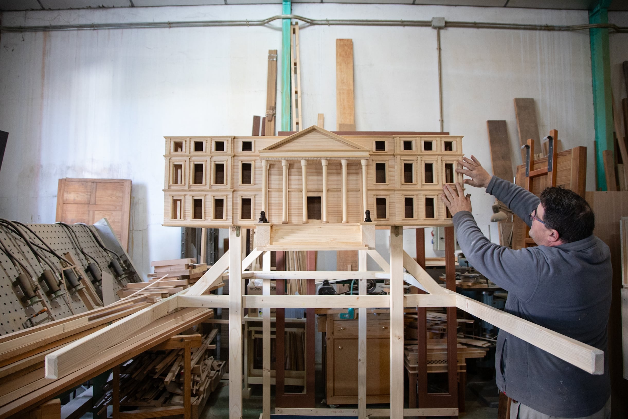 El ebanista Antonio Bachiller trabaja en la maqueta del Congreso de los Diputados en su taller.