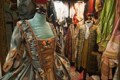 Los típicos trajes venecianos eran utilizados por los miembros de la nobleza cuando estos se disfrazaban para mezclarse entre los aldeanos. A partir de 1196 el Senado de la República de Venecia consagró la tradicional festividad del Carnaval.
