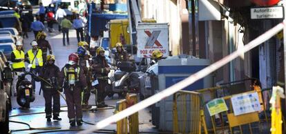Los bomberos apagan el fuego originado por una explosión de gas en Santa Coloma de Gramanet.