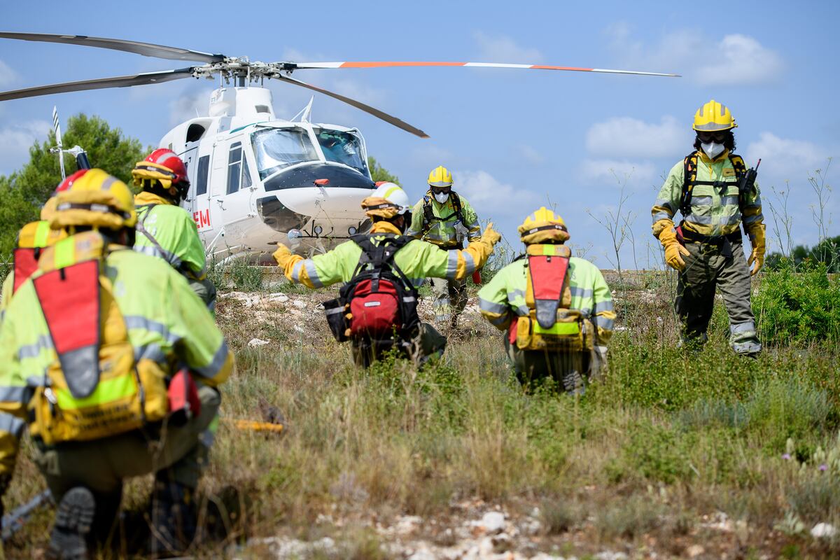 Los bomberos forestales valencianos en pie de guerra por los recortes ...