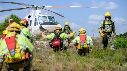 Unidad helitransportada de bomberos forestales de la Generalitat Valenciana en su base de Enguera en 2020.